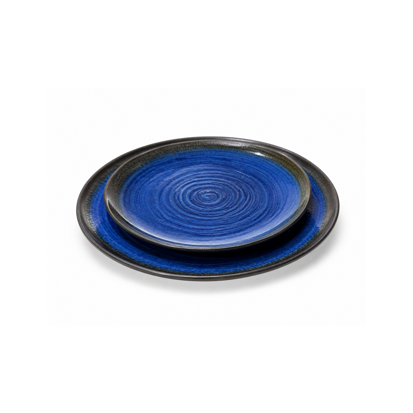 Dinner plate in blue with a black rim
