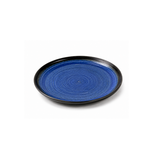 Dinner plate in blue with a black rim